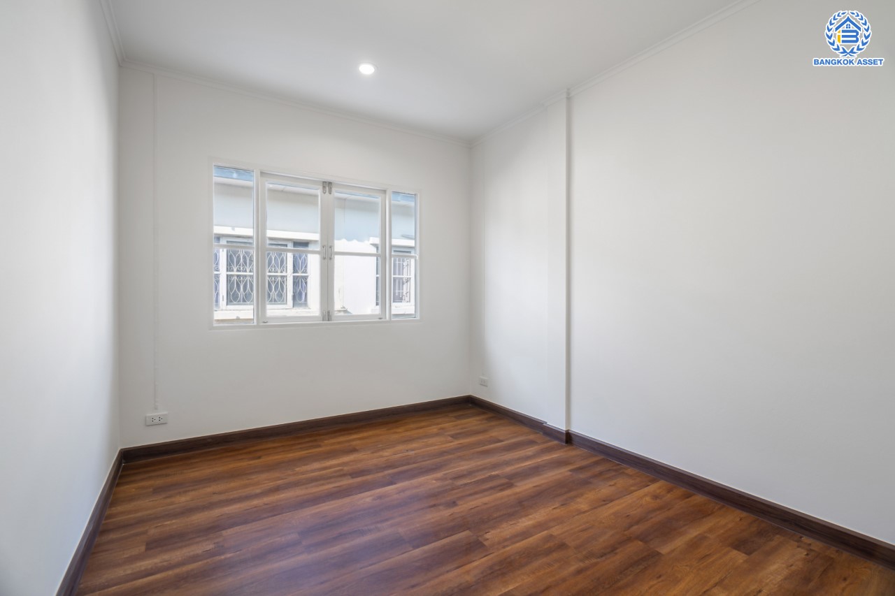 บ้านมือสองตกแต่งใหม่ ม.บุศรินทร์ วงแหวน (บ้านกล้วย-ไทรน้อย) จากแบรนด์ L&H เนื้อที่ 21 ตร.ว. ฟังก์ชัน 3 ห้องนอน 2 ห้องน้ำ จอดรถได้ 1 คัน ตอบโจทย์ทุกการอยู่อาศัย บนทำเลเชื่อมต่อถนนกาญจนาภิเษก ใกล้เซ็นทรัลเวสต์เกต และรถไฟฟ้าสายสีม่วง "สถานีคลองบางไผ่"